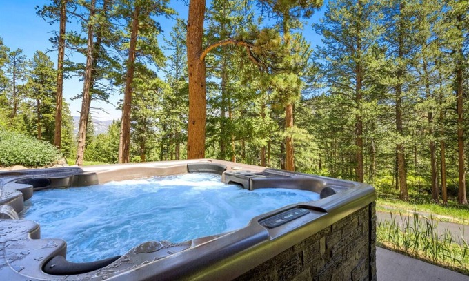 Estes Park House | Luxury and Privacy- Hot tub!