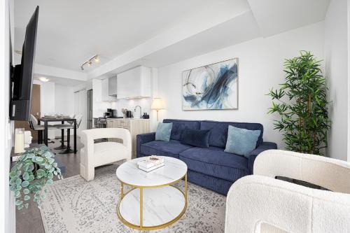 Garden District Apartment | Luxury and Spacious Suite Steps To Eaton Center