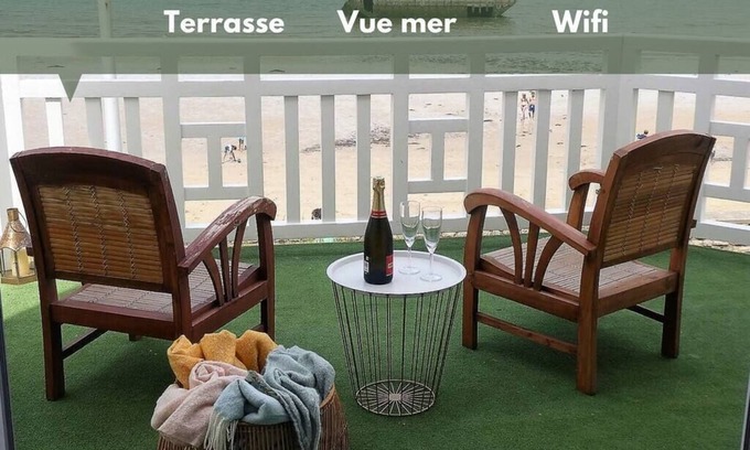 Arromanches-les-Bains Apartment | Luxury apartment - with terrace and sea view