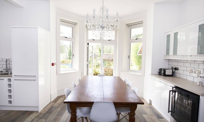 Shanklin Apartment | Luxury Apartment - Heated Outdoor Pool, Sleeps 8