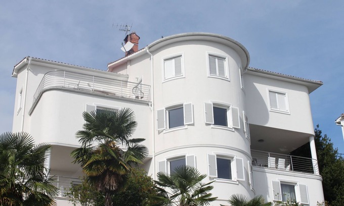 Icici Apartment | Luxury apartment in Opatija for 8 people with pool and silk bedding