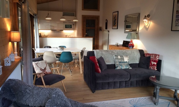Morzine Apartment | Luxury Apartment Sleeps 6. 350 m to ski lifts & town. Great views, Highly rated.