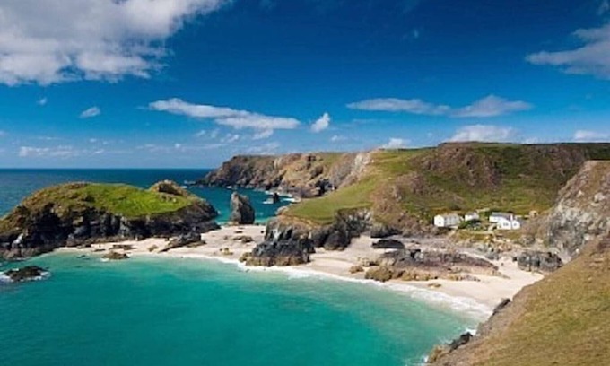 Maenporth Apartment | Luxury apartment with superb sea views and just minutes walk to the beach
