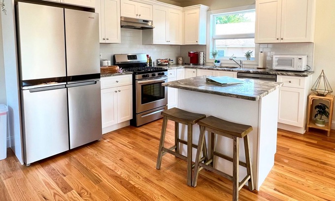 Pleasant Plains Apartment | Luxury Apt in NYC | Free Parking | Near Train & NJ