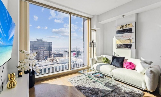 Los Angeles Apartment | Luxury apt with stunning view,Free parking,Gym, pool, hot tube