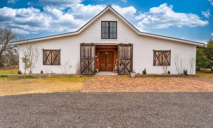 Kyle Cabin | Luxury Barnhouse with 🔥HEATED🔥 Pool