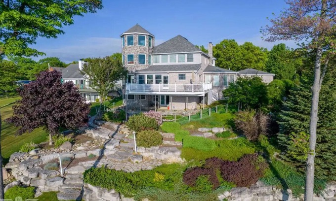 Caseville House | Luxury Beach Front Estate In-Town - Caseville