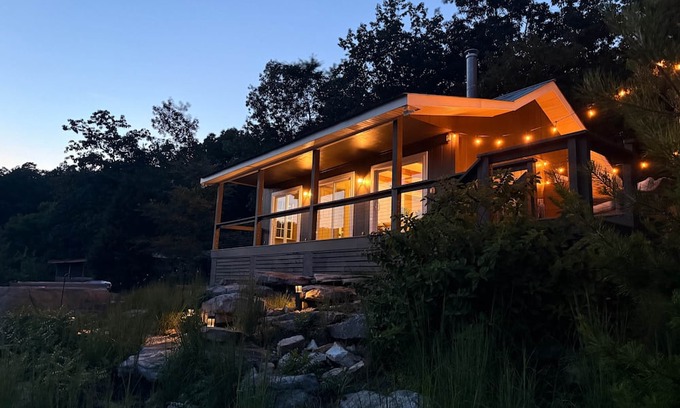 Menlo House | Luxury Bluff Cabin Hot Tub + Epic Mountain Views