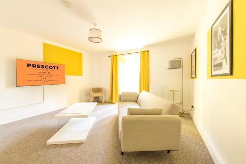 Bristol Apartment | Luxury Breakfast at Tiffany's with FREE PARKING by Prescott Apartments