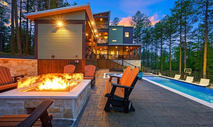Pickens House | Luxury Cabin | Heated Pool, Hot Tub, Game Loft, Pickleball Court | Sleeps 23 – Risky Business