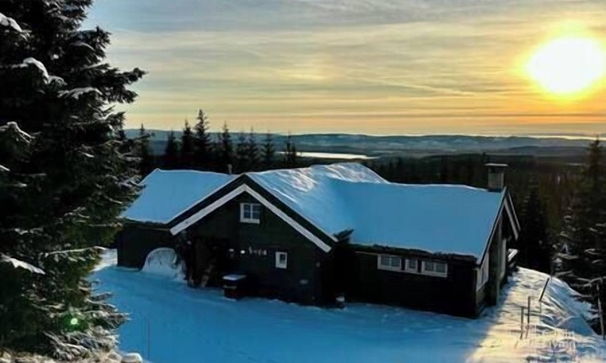 Ringsaker Cabin | Luxury cabin Sjusjøen with hot tub, ski in/out, fireplace & WiFi