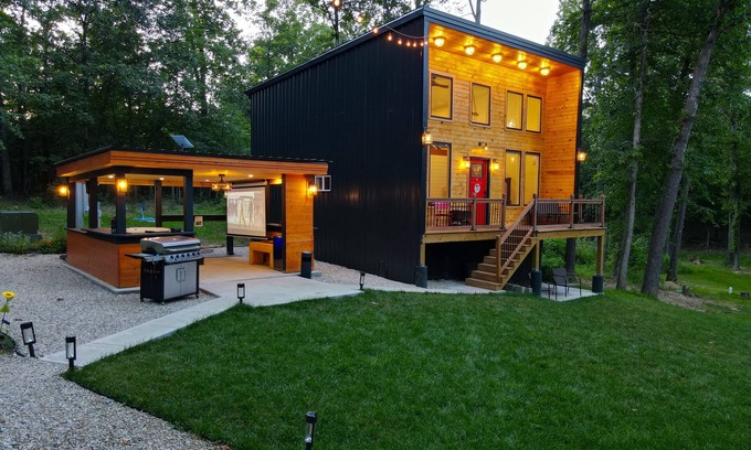 Leasburg Cabin | Luxury Cabin Sleeps 6 with Hot Tub and Outdoor Movie