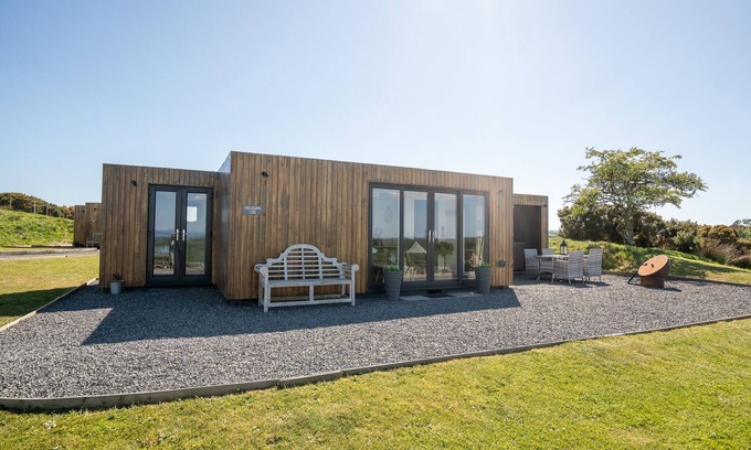 Newton Stewart Apartment | Luxury Cabin with Hot Tub & Hill Views