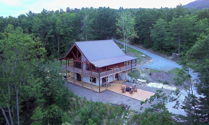 Morganton Cabin | Luxury Cabin with Hiking, Kayaks & Paddle Boards. Mountain Views near Lake James