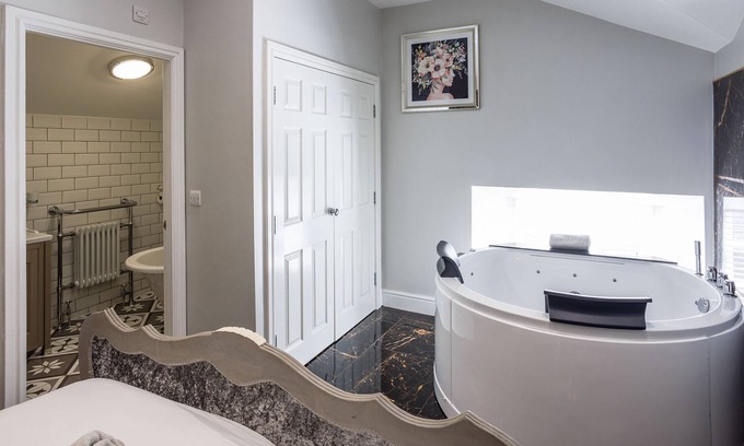 Stanhope Cottage | Luxury Castle Cottage Indoor Hot Tub