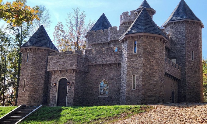 Adairsville Other | Luxury Castle w/hot tub sleeps 8 w/treasure hunt