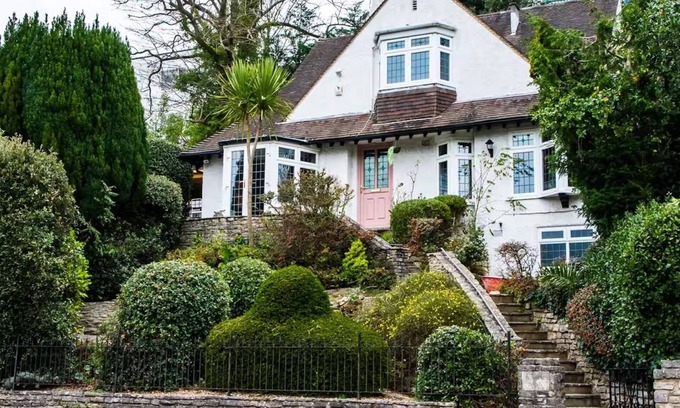 Bournemouth City Centre House | Luxury central Bmth house. Huge hot tub. Wood burner. Spacious and stunning.
