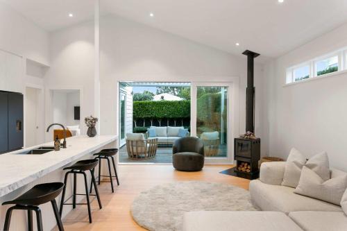St. Mary's Bay Villa | Luxury Central Villa with Spa Pool Prime Location