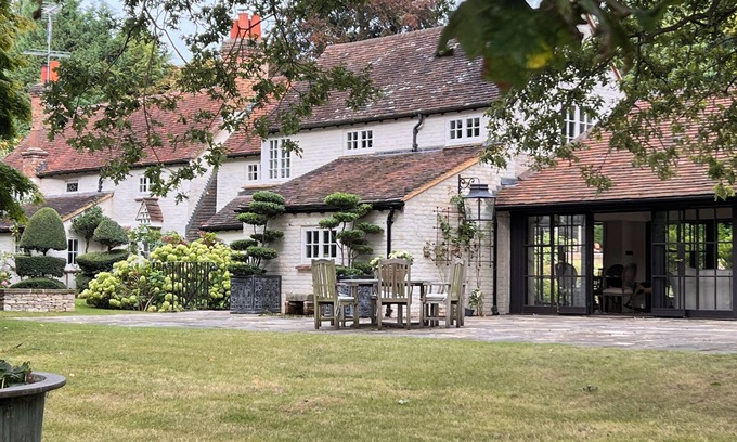 Walton-on-Thames House | Luxury characterful home in 1 acre with pool in Burhill Park Golf Club, Surrey