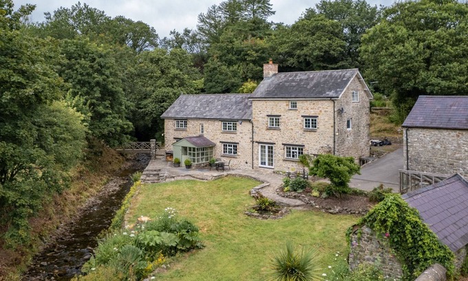 Pentrefelin Cottage | Luxury Cottage with hot tub, sleeps 8. Wales