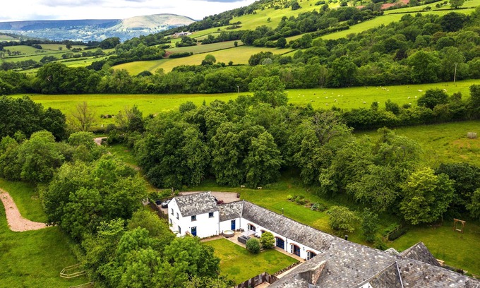 Abergavenny Other | Luxury Country House, Walled Garden, Games Barn/Gym & Hot Tub