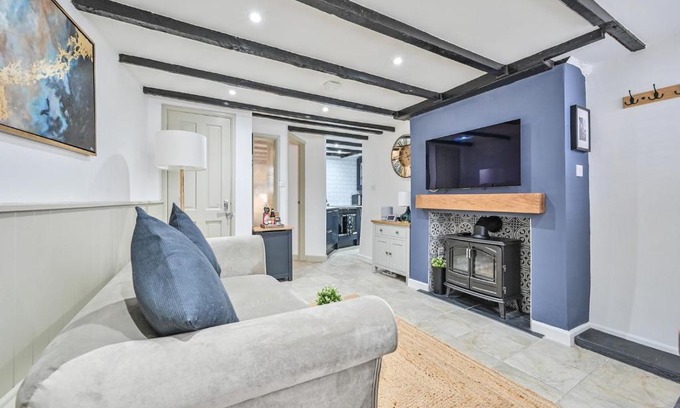 Polperro House | Luxury Couple's Getaway with River Views and Parking