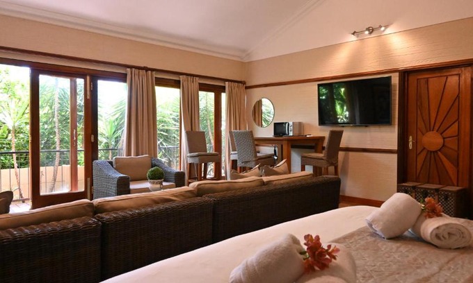 Middelburg House | LUXURY EN-SUITE ROOM WITH LOUNGE @ 4 STAR GUEST HOUSE