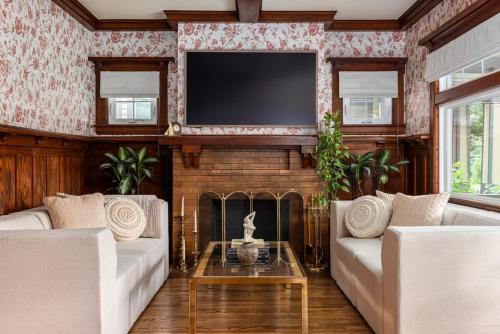 Old Brooklyn House | Luxury English Modern Spa Speakeasy Corning Manor