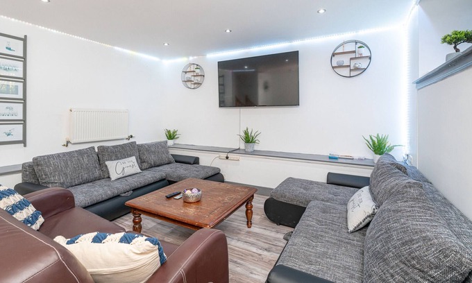 West End Apartment | Luxury Five Bedroom Deluxe Duplex - City Centre
