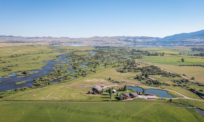 Ennis Cabin | Luxury Fly Fishing Lodge - Off-Season Retreat Rental Opportunity