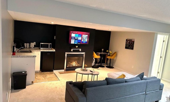 Chapel Hill South Apartment | Luxury & Free Parking Bachelor