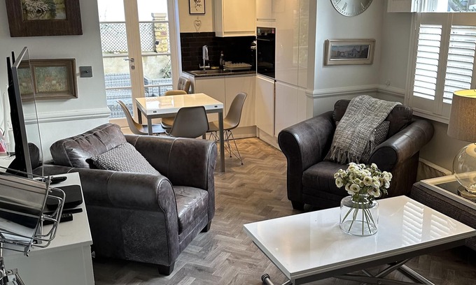 Chiswick Riverside Apartment | Luxury Garden Flat in leafy Grove Park, Chiswick London W4
