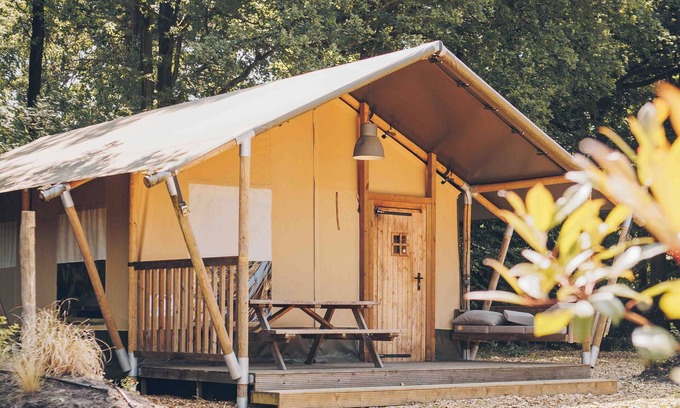 Lieren House | Luxury glamping in the Veluwe: Safaritent for 6 guests with private bathroom, full kitchen, made-up beds & playground view veranda.
