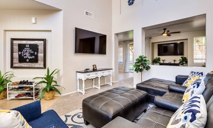 Alta Mesa House | Luxury Golf Community Retreat ~ Putting Green, EV Charger, Pool & Hot Tub