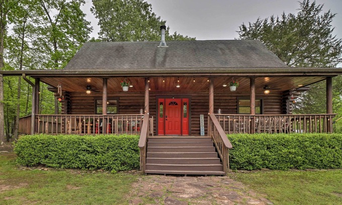 Higden Cabin | Luxury Greers Ferry Cabin w/ Large Deck & Fire Pit