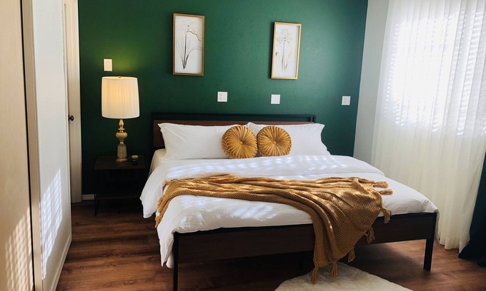 Alderwood Manor House | Luxury Guest Suite - Close to lake, beach, and DTs