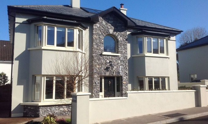 Killarney House | Luxury Home 3 mins to Nat Park, priv parking 4 cars, Secure Gates for families