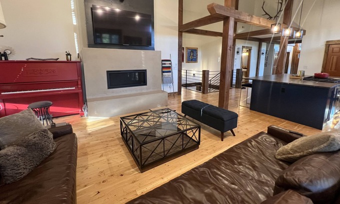 Four Corners House | ⭐️🏞Luxury home close to Big Sky and Bozeman. GALLATIN RIVERFRONT!⭐️