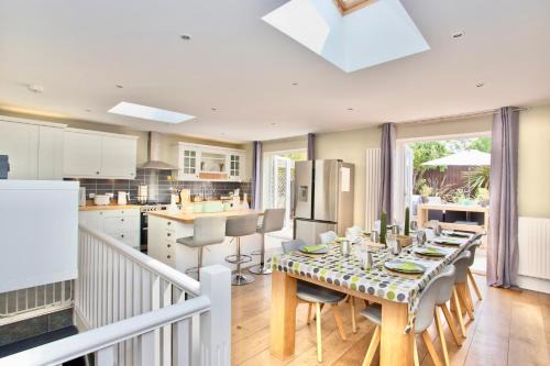 Boscombe House | Luxury Home - Hot Tub - Pool Table - Gym - Sauna - Cinema Room - Free Parking - Close to Beach