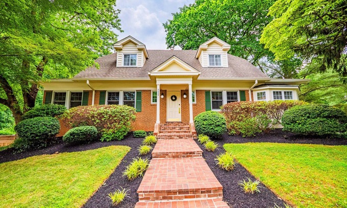 Oakton House | Luxury Home in Vienna, VA I Private Yard I Gym I 30 Day Minimum