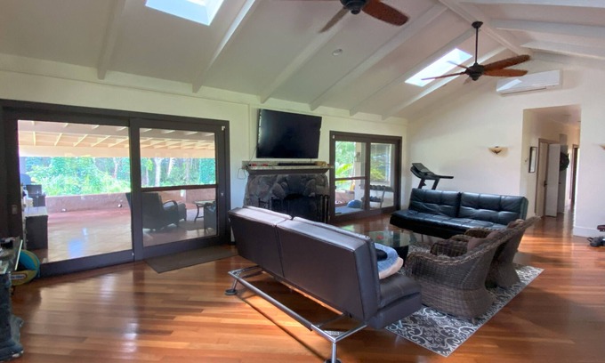 Wahiawa House | Luxury home on a 2-acre gated estate in Central Oahu