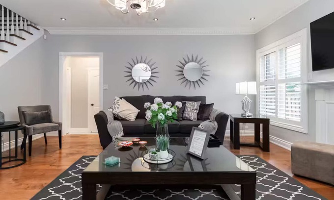 Hurontario House | Luxury Home Square One & Airport