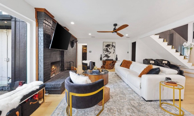 Lake Highlands House | Luxury Home w Pool, Chef's Kitchen, Poker Room & Massage Chairs