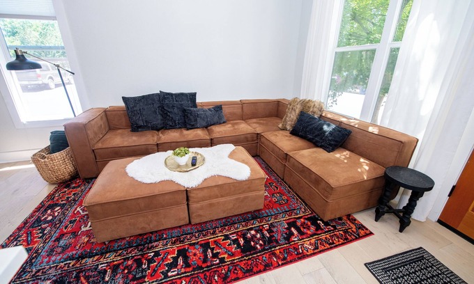 Murphy House | Luxury Hot Tub, Outdoor Fire Pit, Newly remodeled, Close to I-5, Walk to River