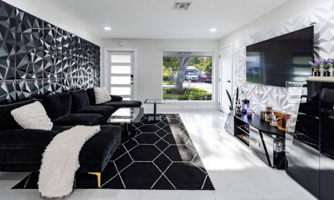Boulevard Heights House | Luxury House 5min to the HardRock Casino!! W/ Sauna & Jacuzzi