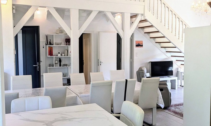 Saint-Ave House | Luxury house ground floor, modern decoration, garden, parkings, wifi, near beach