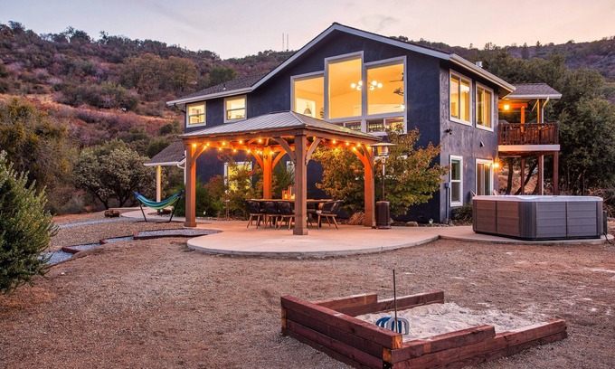 Oakhurst House | Luxury House With Amazing Yosemite Views + Hot Tub
