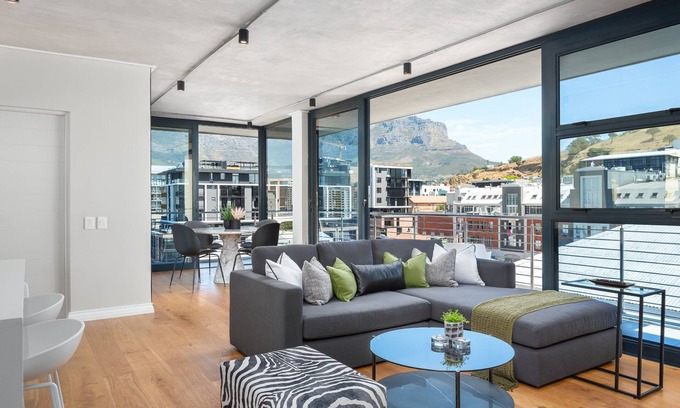 Cape Town City Centre Apartment | Luxury in De Waterkant: Panoramic Mountain Views