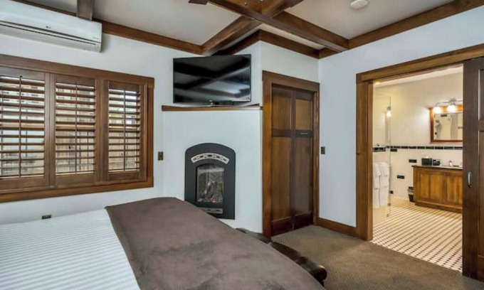 Calistoga Hotel | Luxury King Room Minutes from Downtown Calistoga. Fireplace and Spa Bathroom!