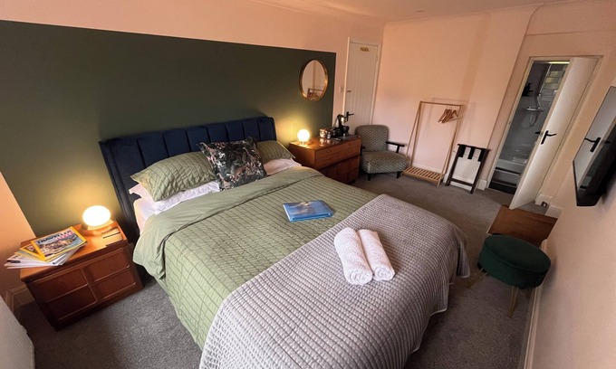 New Forest District Apartment | Luxury King Size Bedroom, own entrance, WiFi, Smart TV, New Forest walks!